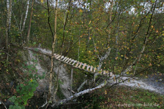 Weiße Kalkhalde im Wurmtal bei Würselen mit fragiler Brücke